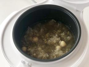 电饭煲完成提示音响后，绿豆糯耳莲子汤就煲好了。