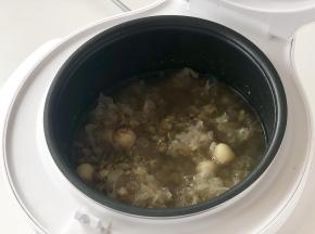 电饭煲完成提示音响后，绿豆糯耳莲子汤就煲好了。
