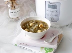 绿豆开花了，豆香浓郁，糯耳胶质满满，莲子粉糯软绵，吃上一碗，满满的幸福感。
