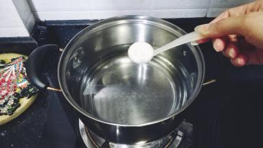 煲里放入足量水，加入3-4勺盐（根据自己口味调放）