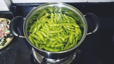水开后放入毛豆