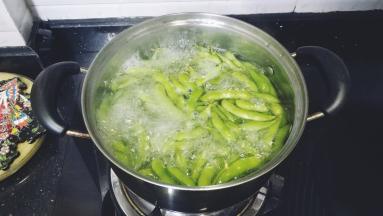 开盖看见有开了口的就可以了，也可以拿一个试试豆的软硬度，根据自己喜欢的口感调整煮的时长