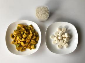 准备好食材，南瓜洗净去皮切成小块，山药洗净去皮切成小段。处理山药的时候要带好手套，防止山药的粘液过敏，会很痒。