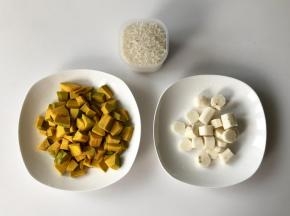 准备好食材，南瓜洗净去皮切成小块，山药洗净去皮切成小段。处理山药的时候要带好手套，防止山药的粘液过敏，会很痒。