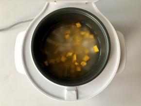 把大米洗净，放入电饭煲内锅，放入南瓜丁和山药块，根据自己喜好的浓稀程度加入适量的清水。