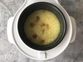 电饭煲的完成提示音响后，香浓可口的南瓜山药粥就煮好啦！