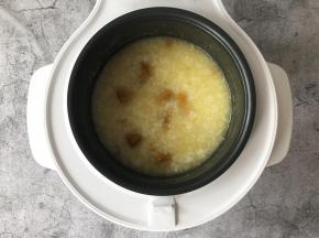 电饭煲的完成提示音响后，香浓可口的南瓜山药粥就煮好啦！