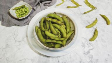 捞出毛豆沥干水分