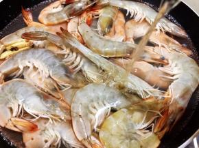 加入料酒，煮几分钟至熟