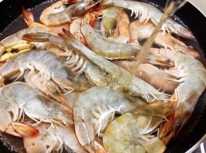 加入料酒，煮几分钟至熟