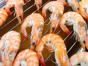 捞出摆在烤架上