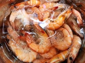 捞出白虾过一下凉水，这样烤出来才会肉壳分离