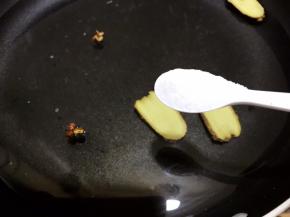 加入盐，要尝一下水要稍微咸一点