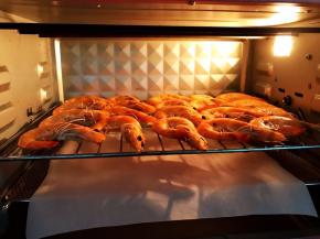 下面垫一张油纸接滴落的水，放入烤箱中层170度加热风功能烤30到50分钟，中间要翻面哦
我今天买的虾比较大，烤了55分钟