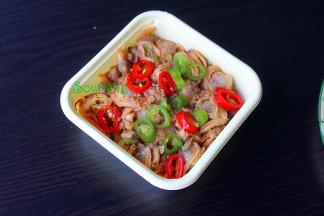 麻辣蛤蜊肉在室温内解冻，天气热，取出冰箱就能快速解冻