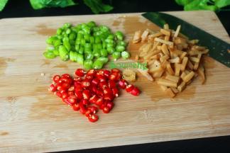 酸笋、红辣椒、青辣椒，分别洗净切好。辣椒切全，入味好吃。酸笋要切小粒，味道悠长软绵，超好吃。