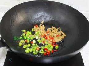 热锅，把酸笋倒入锅里煸炒几秒之后，倒入油，转为旺火，把红辣椒、青椒放入锅里爆炒八成熟。酸笋含水分多，要在无油锅里炒锅，才能放油，这样的味道才好吃。