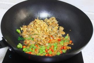 把解冻的麻辣蛤蜊肉倒入锅里，快速翻炒均匀，这个麻辣蛤蜊肉有一定菜汁，一定要旺火爆炒，味道才香。