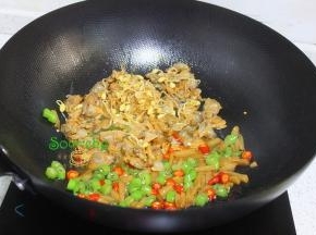 把解冻的麻辣蛤蜊肉倒入锅里，快速翻炒均匀，这个麻辣蛤蜊肉有一定菜汁，一定要旺火爆炒，味道才香。