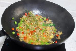把茴香加入，增加香味，还能去蛤蜊的腥味。半成品的麻辣蛤蜊肉里有蛤蜊肉、豆芽、红辣椒、青辣椒、油、盐等配菜。简单美味的酸笋炒蛤蜊肉非常均匀就可以出锅了。