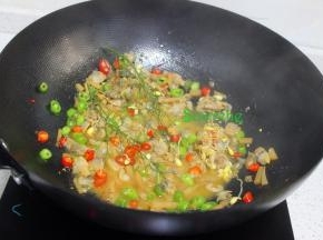 把茴香加入，增加香味，还能去蛤蜊的腥味。半成品的麻辣蛤蜊肉里有蛤蜊肉、豆芽、红辣椒、青辣椒、油、盐等配菜。简单美味的酸笋炒蛤蜊肉非常均匀就可以出锅了。