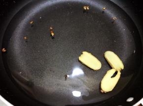 锅里加入清水，姜片和花椒粒