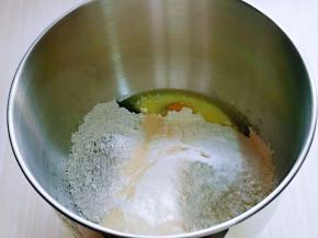 再磕入鸡蛋，我用的草鸡蛋比较小，2个约65g这样子，再把除黄油外的食材全部加入厨师机中，最后放入酵母粉，启动厨师机，2档揉面10分钟。