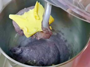 10分钟后面团处于扩展阶段，加入室温软化的黄油，继续启动厨师机3-4档揉面，揉出不容易破的手套膜即可。