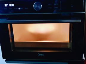 启动蒸烤箱，35度40分钟。(如果室温发酵的话，一定注意保持面团的湿度)