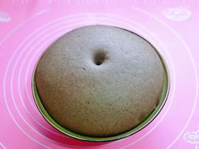 发酵好的面团，用手指摁一下，不回缩，不反弹即为发酵完成。