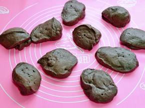 将发酵好的面团分成10等份。(每个面团约85g)