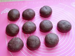 再将面团揉圆，盖上湿布醒发排气10分钟。