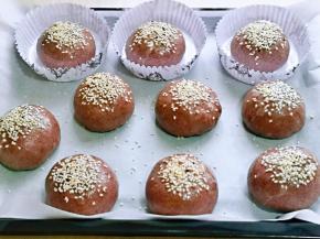 再撒上白芝麻，进行二次发酵。