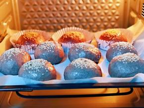 发酵好的汉堡胚明显变大，将烤盘入烤箱中层。