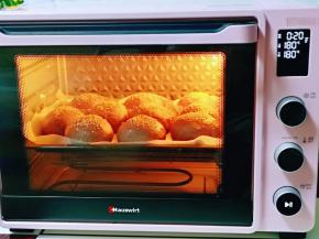 上下管180度烤20分钟。(注意观察颜色，上色后立即加盖一张油纸再上面，时间及温度仅供参考，具体请根据自家烤箱性能另定)