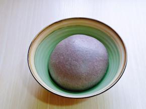 将揉好的面团取出，放入器具中。