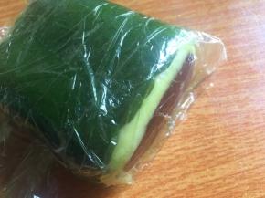 依次将黄色、绿色面团包裹住红色面团，形成冰棍主体面团；