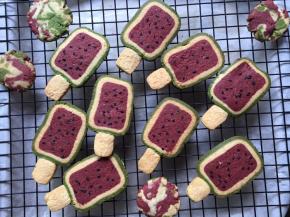 取出放入晾凉网晾凉即可；