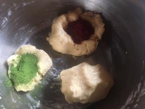 稍微搅拌均匀后，分成1:2:3份面团，占比1的面团加入抹茶粉，占比3的面团加入红曲粉；