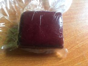 将红色面团揉成高度大约4厘米厚的长方体面团；（瓜肉红色部分）