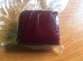 将红色面团揉成高度大约4厘米厚的长方体面团；（瓜肉红色部分）