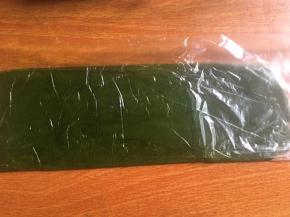 将绿色面团也整理成长度略大于黄色薄片；（瓜皮部分）