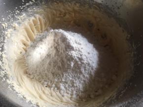 倒入奶粉、面粉；