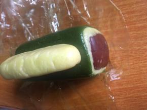 再将剩余的原面团整理成长方柱形成冰棍柄面团，再将所有面团包上保鲜膜或保鲜袋放入冰箱冷冻20分钟左右；（按下去有阻力）