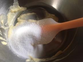 倒入糖，再次搅拌均匀；