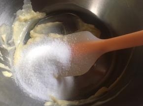 倒入糖，再次搅拌均匀；