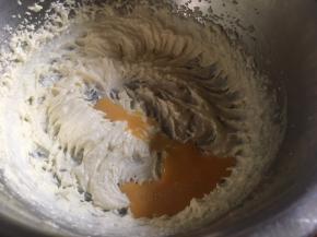 用打蛋器打成羽毛状，分3次加入蛋液，并每次打发完全再倒入；