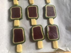 取出面团，将冰棍主体面团和冰棍柄面团分别切成长度为5mm左右的薄片，再将面团依次移入烤盘并将冰棍柄面团装配好，形成一根根冰棍；（温度高最好在空调环境下进行）