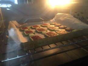 放入预热好的烤箱中，继续170度烘烤大约25分钟，最后5分钟按上色情况盖上锡纸；