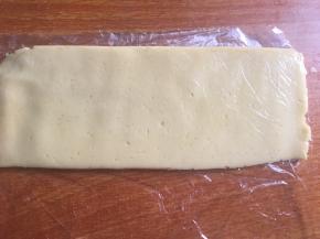 将1/2原色面团整理成长薄片；（长度>＝红色面团2倍宽➕2倍高）（瓜肉白色部分）